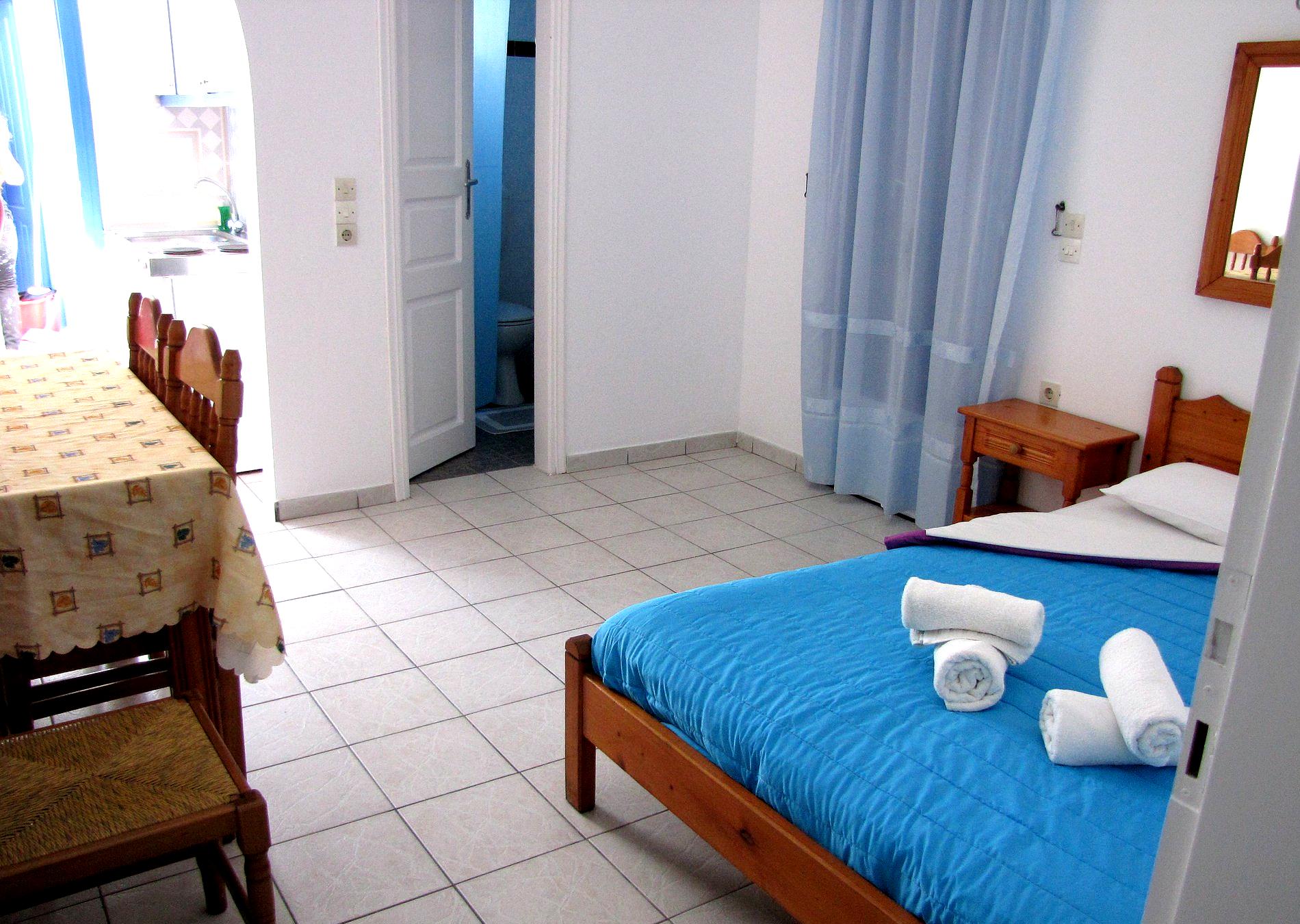 Studios Apartments Perivolos Image 3